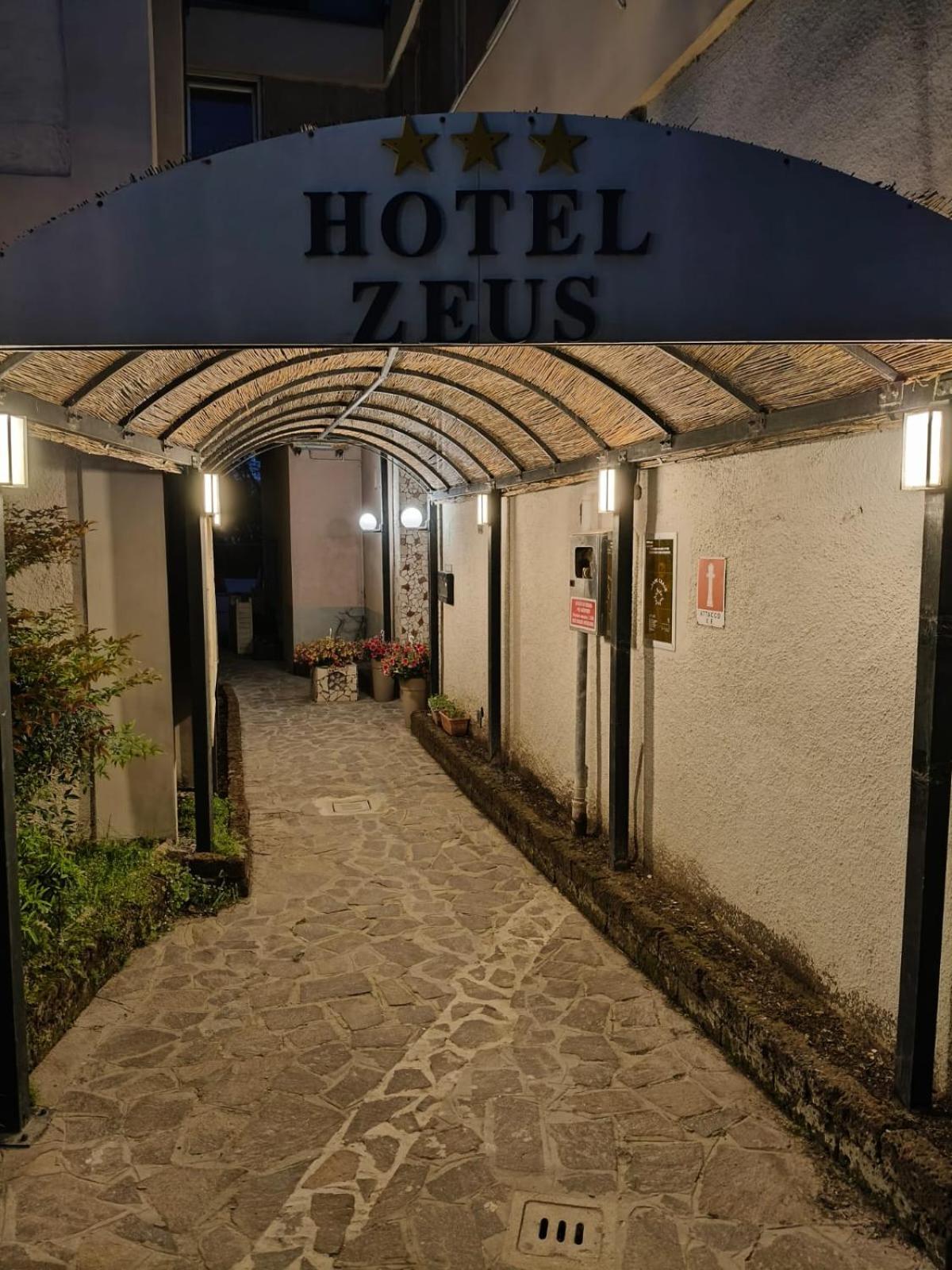 Hotel Zeus Lido di Classe Exteriör bild