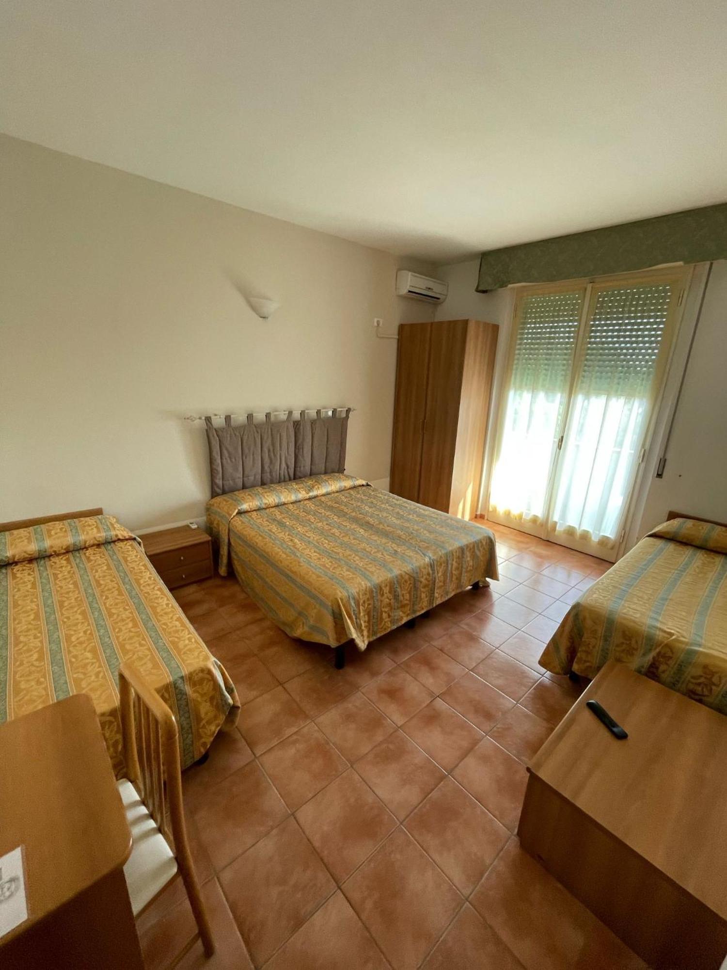 Hotel Zeus Lido di Classe Exteriör bild